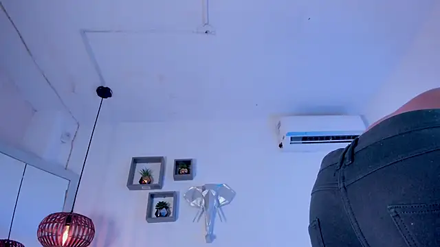 Snapshot of Royland_Vega chatting on 02-18-26, 12:23 Royland Vega online show from 02-18-26, 12:23