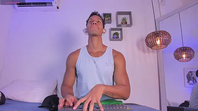 Snapshot of Royland_Vega chatting on 03-03-26, 11:38 Royland Vega online show from 03-03-26, 11:38