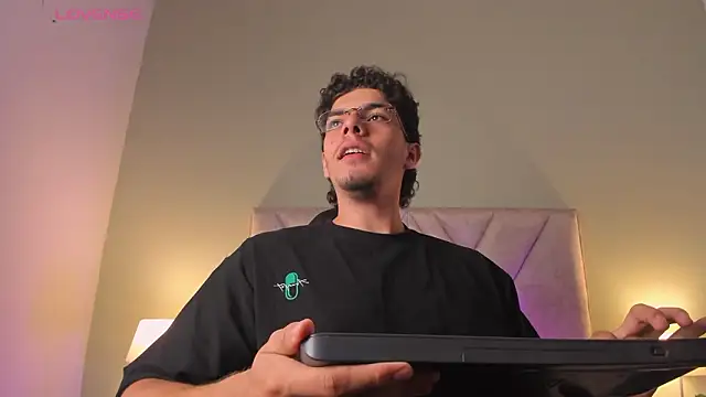 Snapshot of Axel_Creed chatting on 02-26-26, 02:27 Axel Creed online show from 02-26-26, 02:27