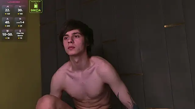 Snapshot of HoogWilder chatting on 02-12-26, 08:37 HoogWilder online show from 02-12-26, 08:37