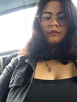 Snapshot of Mari-98 chatting on 02-12-26, 04:35 Mari-98 online show from 02-12-26, 04:35