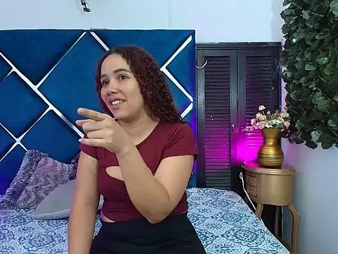 Snapshot of VenuzNaughty chatting on 02-17-26, 12:01 VenuzNaughty online show from 02-17-26, 12:01