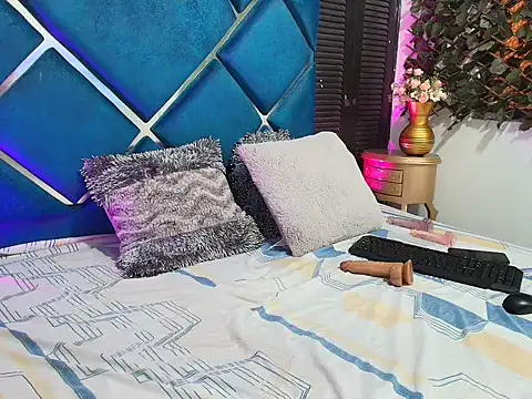 Snapshot of VenuzNaughty chatting on 02-18-26, 12:23 VenuzNaughty online show from 02-18-26, 12:23