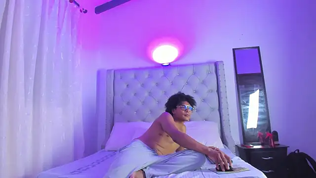 Snapshot of LatinoDark chatting on 02-11-26, 03:11 LatinoDark online show from 02-11-26, 03:11