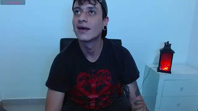 Snapshot of SkinnyDevil12 chatting on 02-11-26, 04:17 SkinnyDevil12 online show from 02-11-26, 04:17