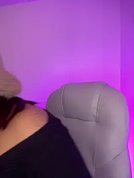 Snapshot of Wen_01 chatting on 02-12-26, 11:27 Wen 01 online show from 02-12-26, 11:27