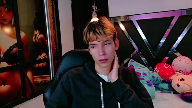 Snapshot of Liam_Green1 chatting on 02-17-26, 12:01 Liam Green1 online show from 02-17-26, 12:01