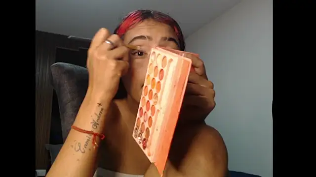 Snapshot of britan69 chatting on 02-12-26, 01:44 britan69 online show from 02-12-26, 01:44