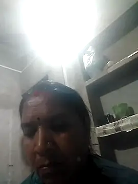 Snapshot of Loomaraj chatting on 02-16-26, 08:27 Loomaraj online show from 02-16-26, 08:27