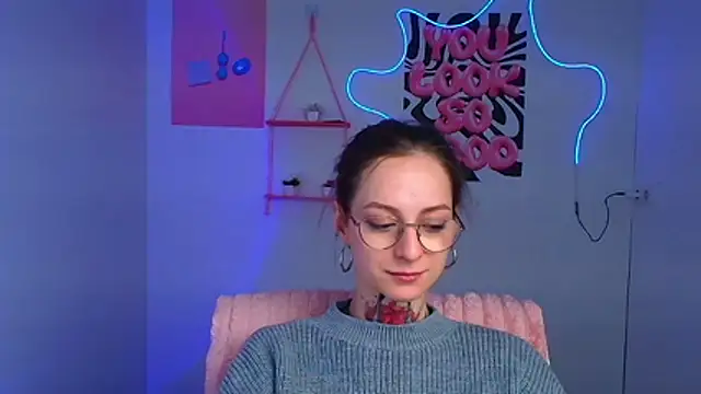 Snapshot of Esmi_Winter chatting on 02-15-26, 06:10 Esmi Winter online show from 02-15-26, 06:10