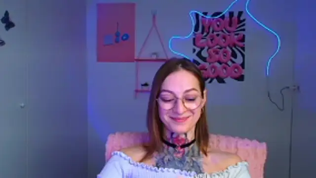 Snapshot of Esmi_Winter chatting on 02-20-26, 06:37 Esmi Winter online show from 02-20-26, 06:37