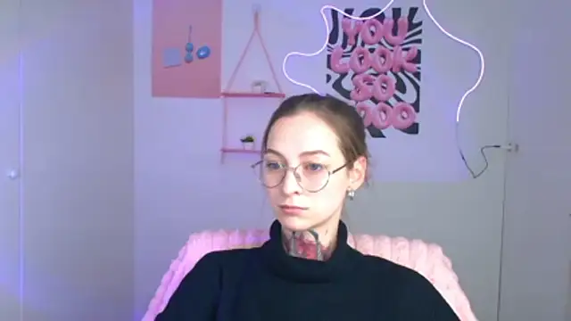 Snapshot of Esmi_Winter chatting on 02-25-26, 06:12 Esmi Winter online show from 02-25-26, 06:12