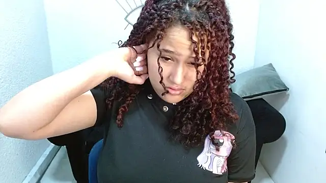 Snapshot of leilanewgirl chatting on 02-25-26, 01:10 leilanewgirl online show from 02-25-26, 01:10