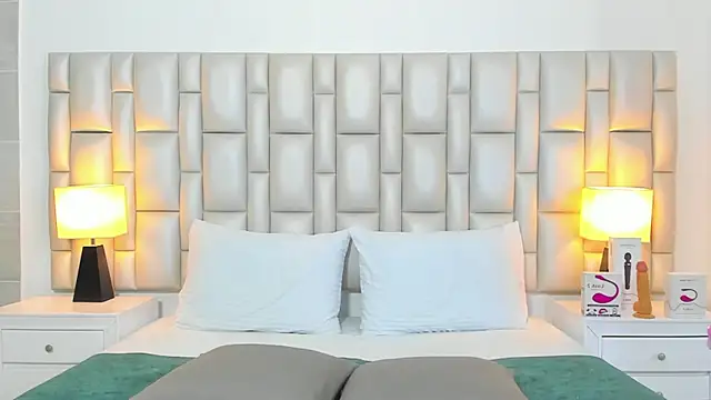 paola katy dicks online show from 10-31-25, 07:59