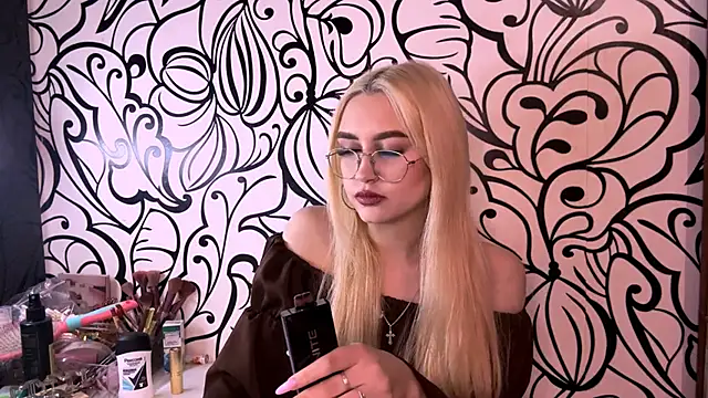 Snapshot of Kat_Catherine chatting on 02-14-26, 04:37 Kat Catherine online show from 02-14-26, 04:37