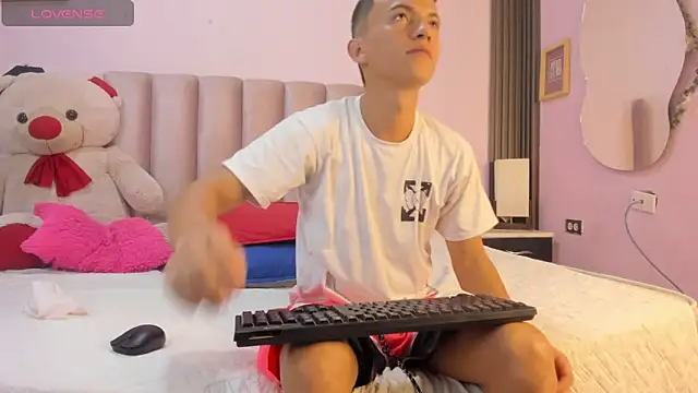 Snapshot of Dylan_and_Kim chatting on 02-20-26, 12:27 Dylan and Kim online show from 02-20-26, 12:27