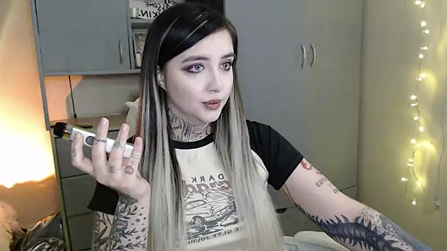 Snapshot of Rin_Tozier chatting on 02-25-26, 12:42 Rin Tozier online show from 02-25-26, 12:42