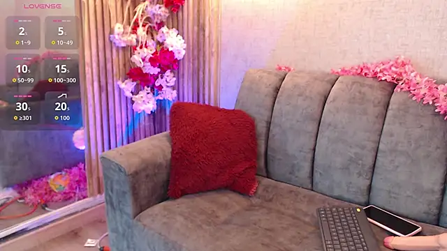 Snapshot of Siena_fox chatting on 02-28-26, 11:33 Siena fox online show from 02-28-26, 11:33