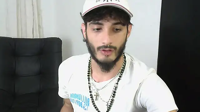 Snapshot of LovexJuxn8 chatting on 02-13-26, 07:43 LovexJuxn8 online show from 02-13-26, 07:43