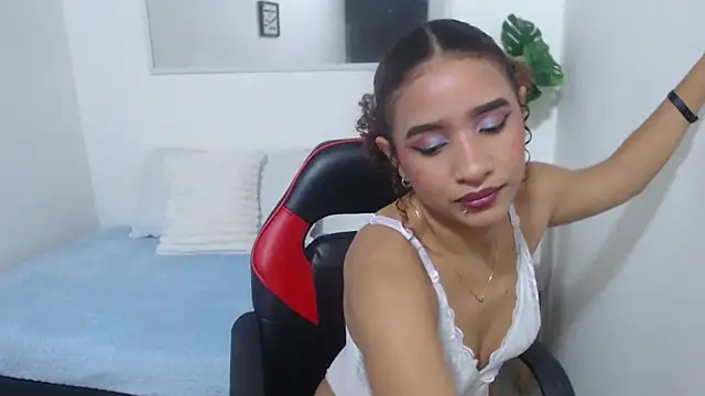 Snapshot of Alice_Grinnerk chatting on 02-18-26, 02:35 Alice Grinnerk online show from 02-18-26, 02:35