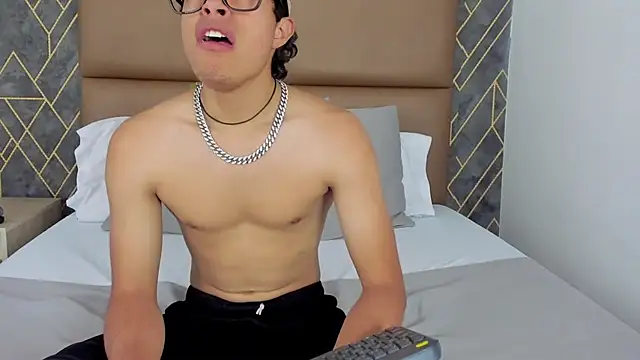 Snapshot of Escanor_Hot chatting on 02-19-26, 07:32 Escanor Hot online show from 02-19-26, 07:32