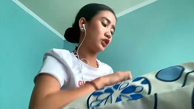 Snapshot of RessieAshcroft chatting on 02-21-26, 06:25 RessieAshcroft online show from 02-21-26, 06:25