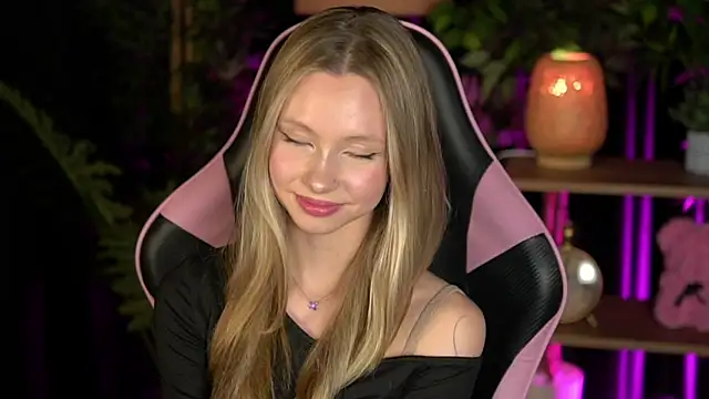 Snapshot of SweetDaisy_me chatting on 02-14-26, 09:39 SweetDaisy me online show from 02-14-26, 09:39