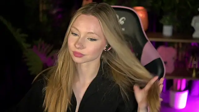 Snapshot of SweetDaisy_me chatting on 02-16-26, 03:41 SweetDaisy me online show from 02-16-26, 03:41