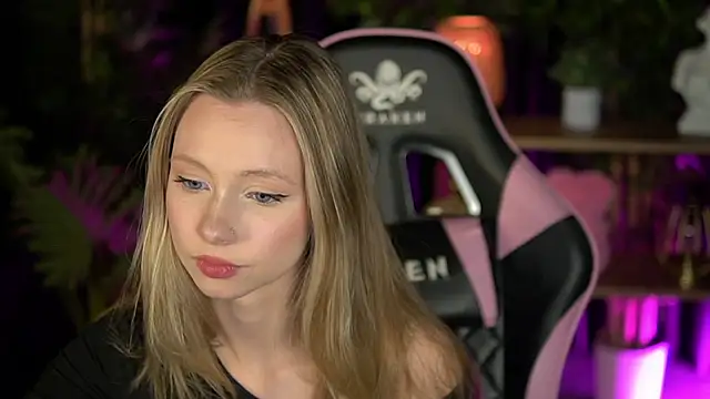 Snapshot of SweetDaisy_me chatting on 02-18-26, 03:41 SweetDaisy me online show from 02-18-26, 03:41