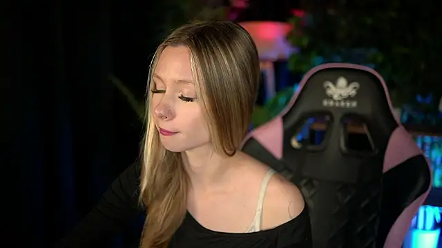 Snapshot of SweetDaisy_me chatting on 02-25-26, 03:10 SweetDaisy me online show from 02-25-26, 03:10