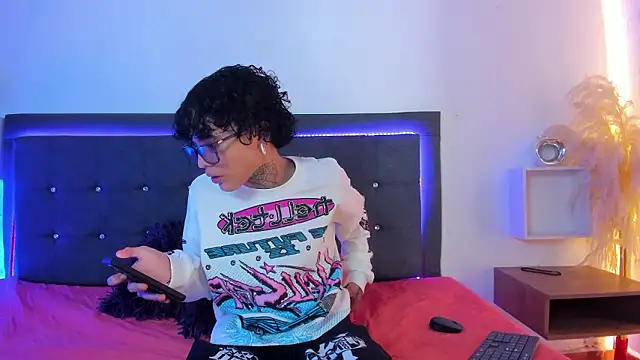 Snapshot of Ale_cuzz chatting on 02-25-26, 03:32 Ale cuzz online show from 02-25-26, 03:32