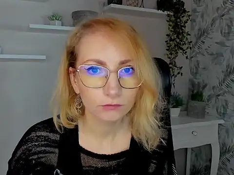 Snapshot of CinderellaMoon chatting on 02-23-26, 06:22 CinderellaMoon online show from 02-23-26, 06:22