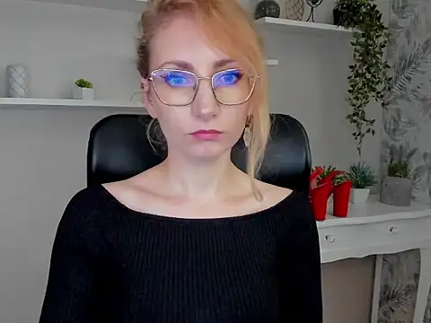 Snapshot of CinderellaMoon chatting on 02-27-26, 06:24 CinderellaMoon online show from 02-27-26, 06:24