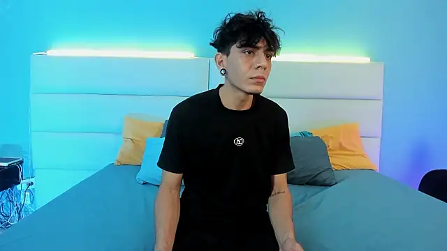 Snapshot of abrilandjulian chatting on 02-28-26, 11:33 abrilandjulian online show from 02-28-26, 11:33