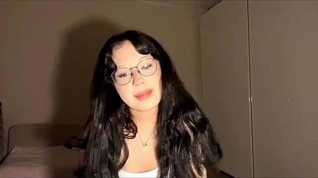 Snapshot of KateGlowee chatting on 02-21-26, 03:02 KateGlowee online show from 02-21-26, 03:02