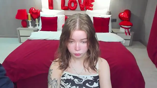 Snapshot of Violetta__Dreams chatting on 02-17-26, 06:25 Violetta Dreams online show from 02-17-26, 06:25