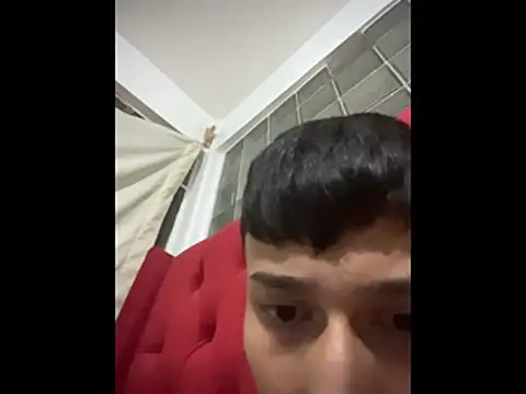 Snapshot of glopetitooo chatting on 02-18-26, 10:33 glopetitooo online show from 02-18-26, 10:33