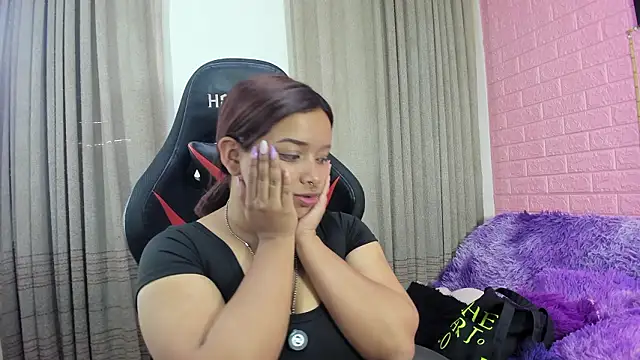 Snapshot of Sienna_Lux01 chatting on 02-26-26, 05:56 Sienna Lux01 online show from 02-26-26, 05:56