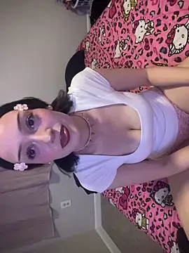 Snapshot of strwbrrymilk chatting on 02-22-26, 01:18 strwbrrymilk online show from 02-22-26, 01:18