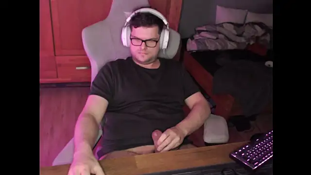 Snapshot of Whyteshadow4235 chatting on 02-18-26, 07:43 Whyteshadow4235 online show from 02-18-26, 07:43