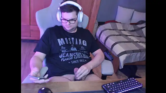 Snapshot of Whyteshadow4235 chatting on 02-19-26, 08:38 Whyteshadow4235 online show from 02-19-26, 08:38