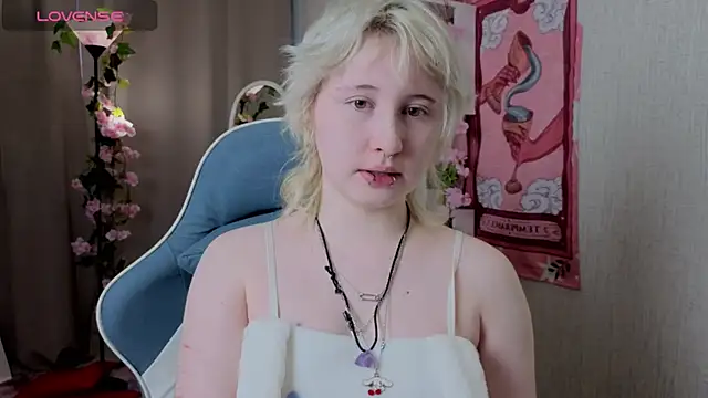 Snapshot of May_leaf chatting on 03-04-26, 01:44 May leaf online show from 03-04-26, 01:44