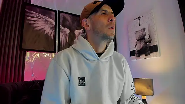 Snapshot of Milanwhite_ chatting on 02-25-26, 11:31 Milanwhite online show from 02-25-26, 11:31