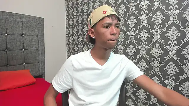 Snapshot of Little_Twink19x chatting on 02-24-26, 07:23 Little Twink19x online show from 02-24-26, 07:23