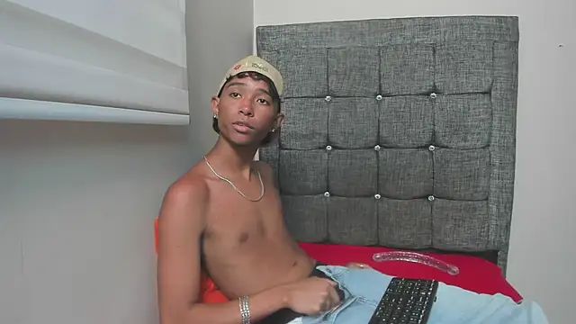 Snapshot of Little_Twink19x chatting on 02-25-26, 07:23 Little Twink19x online show from 02-25-26, 07:23