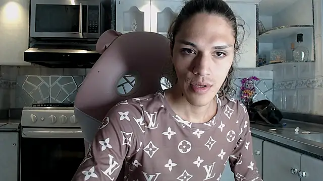 Snapshot of CrisOzzz chatting on 02-25-26, 08:40 CrisOzzz online show from 02-25-26, 08:40