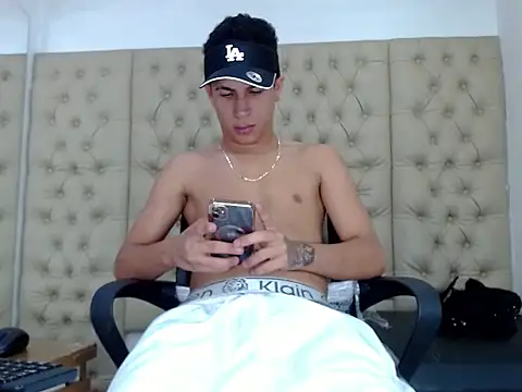 Snapshot of Hollmanhot chatting on 03-04-26, 02:28 Hollmanhot online show from 03-04-26, 02:28