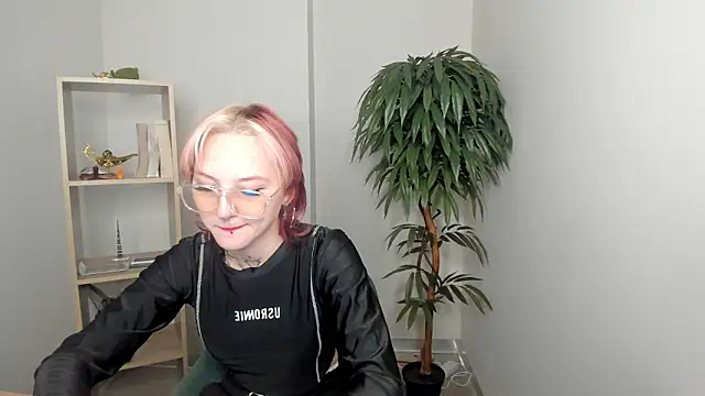 LilySalmond online show from 03-06-26, 08:11