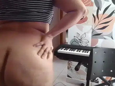 Snapshot of midsize_94 chatting on 02-25-26, 03:32 midsize 94 online show from 02-25-26, 03:32