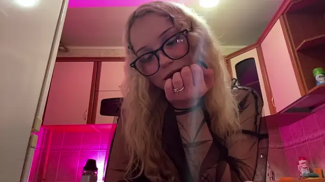 Snapshot of Mollywannatouch chatting on 02-26-26, 06:51 Mollywannatouch online show from 02-26-26, 06:51